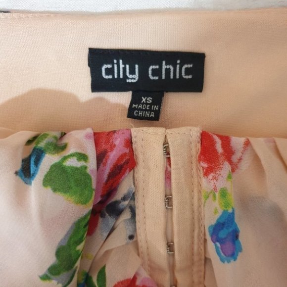 CITY CHIC Plus Size XS (AU 14) Peach V-Neck Sleeveless Top Floral Ruffle Front - Picture 9 of 12